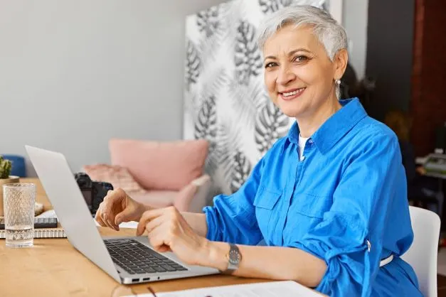 photo d'une femme qui travail sur son ordinateur