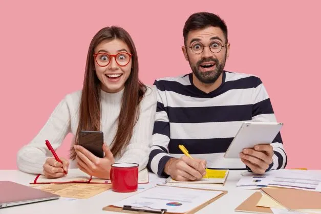 photo de deux personne qui travail sur un burreau